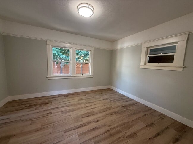Building Photo - 323 S Kroeger St