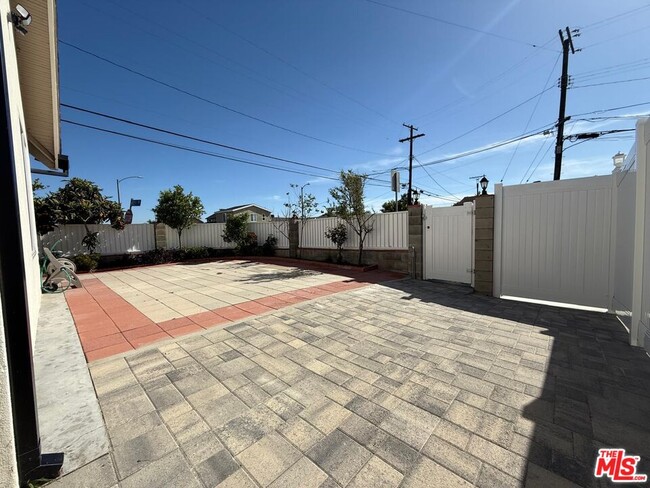 Building Photo - 8634 Norris Ave