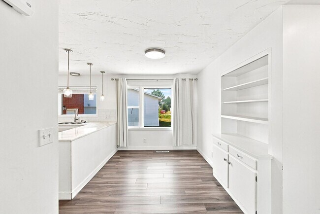 Building Photo - 204 Dove Ave