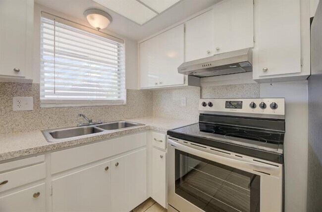 Building Photo - 1033 NW 30th Ct