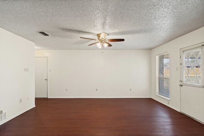 Building Photo - 2721 La Jolla Ct