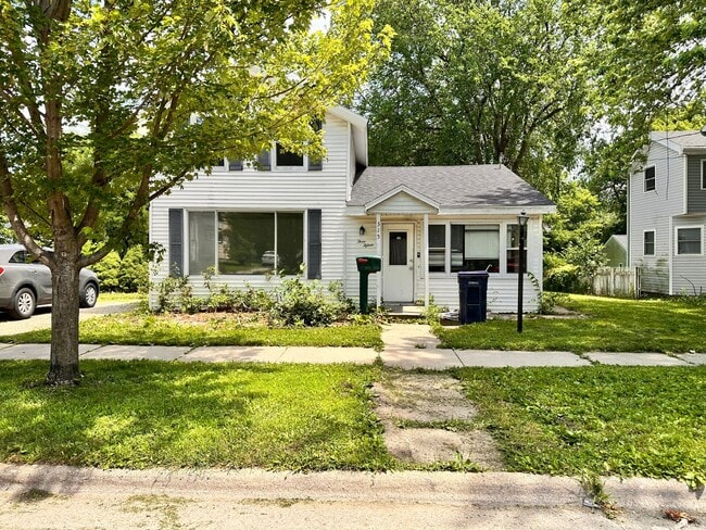 Building Photo - SPACIOUS 4 BEDROOM HOME READY TO WELCOME YOU