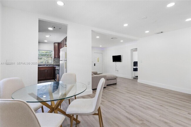 Building Photo - 4030 NW 1st Ave