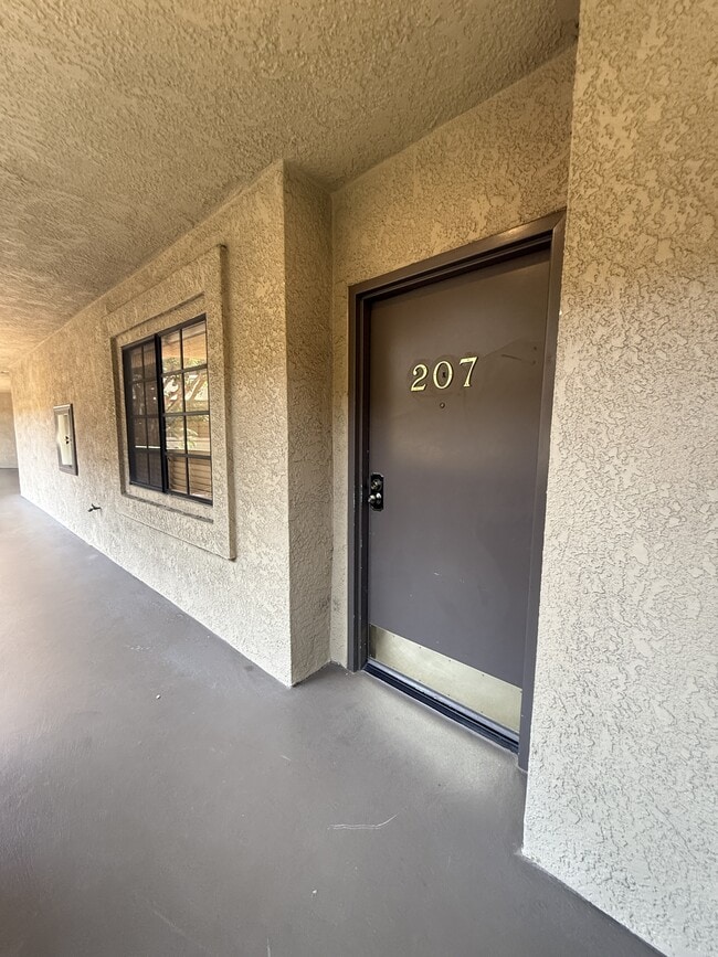 Building Photo - 221 S Oak Knoll Ave