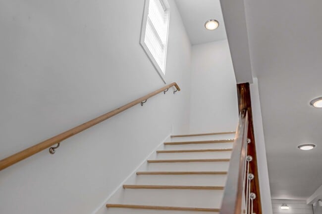 Building Photo - Fully Furnished Downtown Rental
