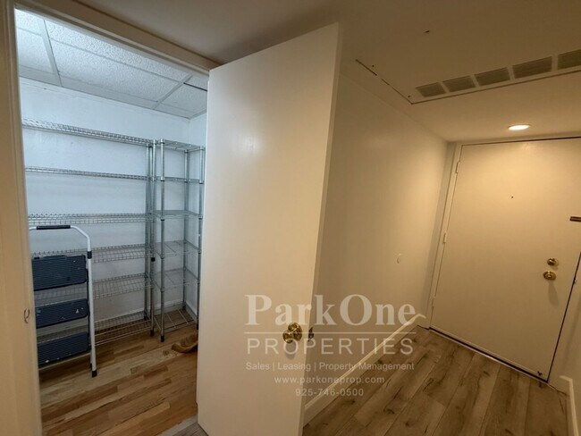 Building Photo - Spacious Condo Near Downtown Walnut Creek Available Now!