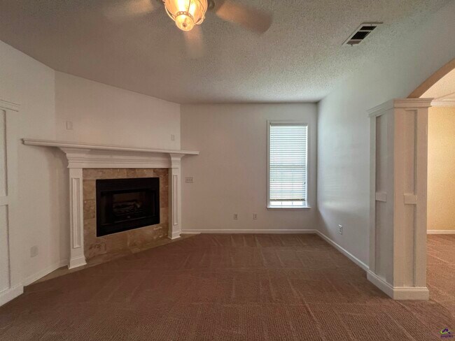 Building Photo - 206 Meyers Lake Dr