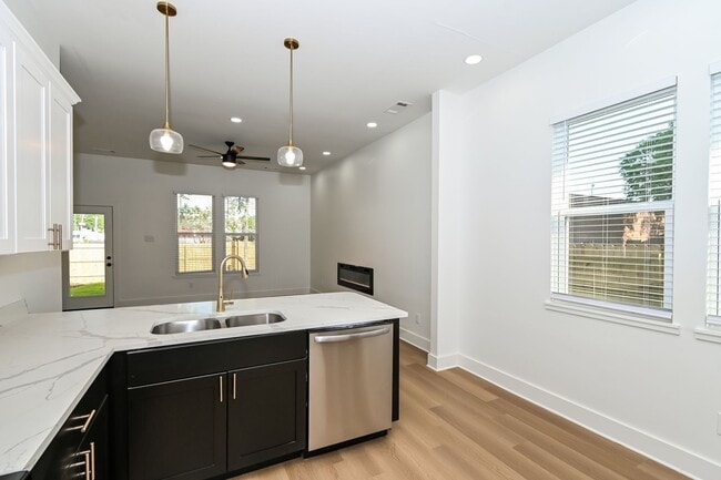 Building Photo - Charming Midtown Home Near Overton Park!