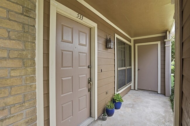 Building Photo - 1860 White Oak Dr