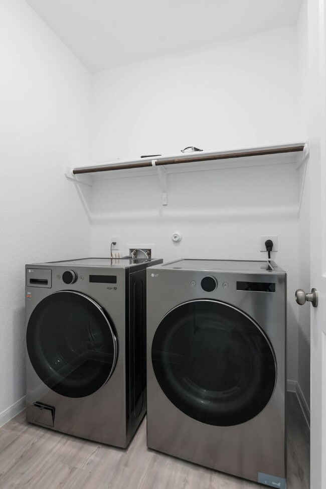 Building Photo - 6063 Draw Lp