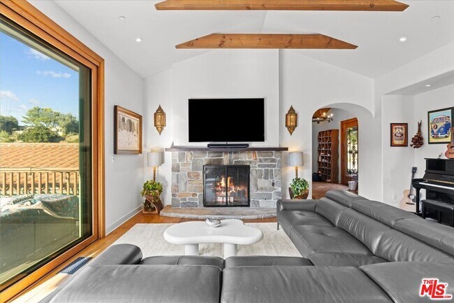 Building Photo - 2373 Tuna Canyon Rd