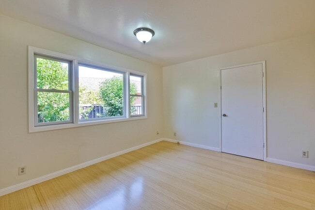 Building Photo - Beautiful Birdland Home on Quiet Cul-de-Sa...