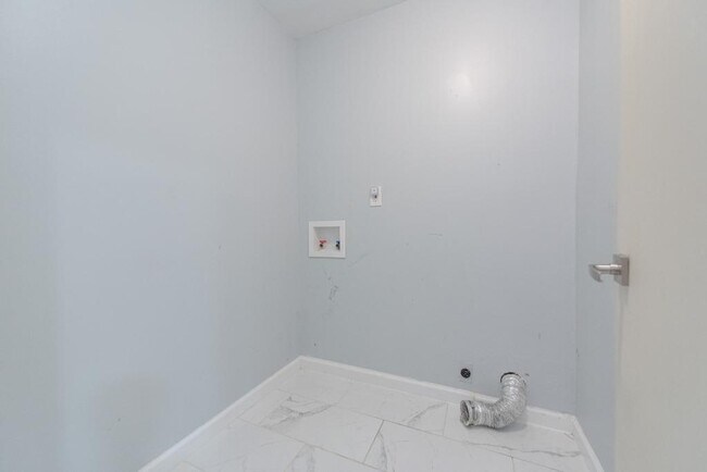 Building Photo - 2702 Davenport Rd NW
