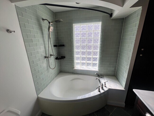 Building Photo - 5602 Hawthorne St