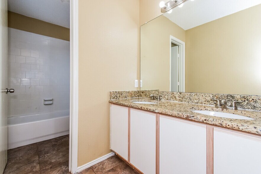 Building Photo - 3304 Creekwood Dr