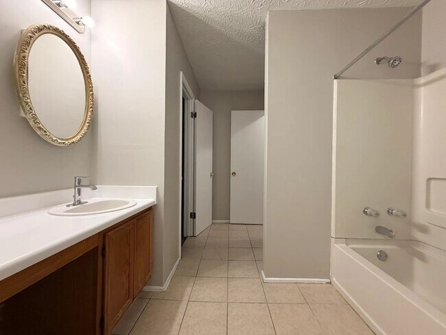 Building Photo - 3 bed 2 bath in Decatur!