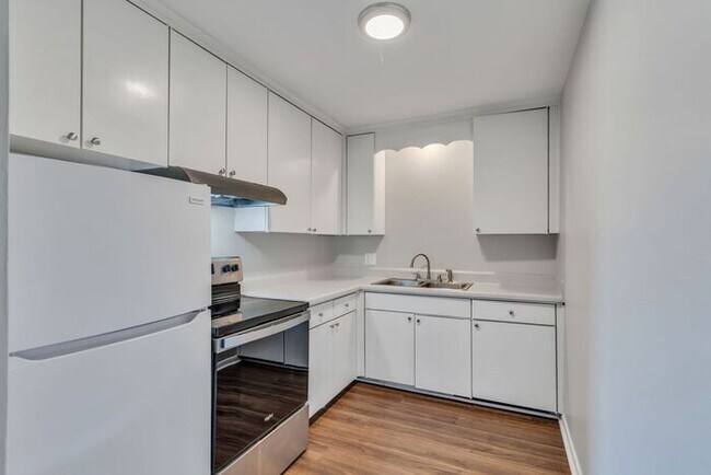 Building Photo - 2 Bedroom Unit was recently renovated.  Live walking distance from the downtown square or steps f...
