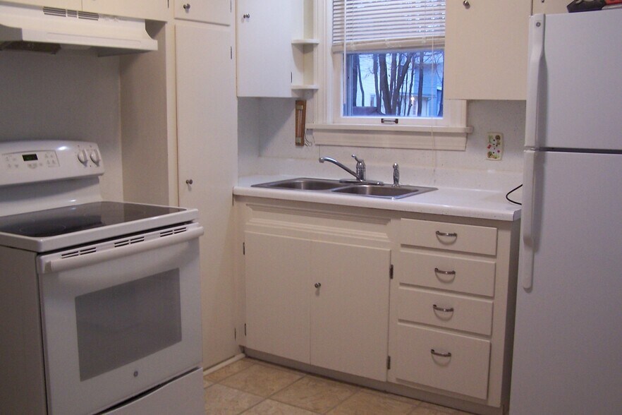 Kithchen - 440 Glessner Ave