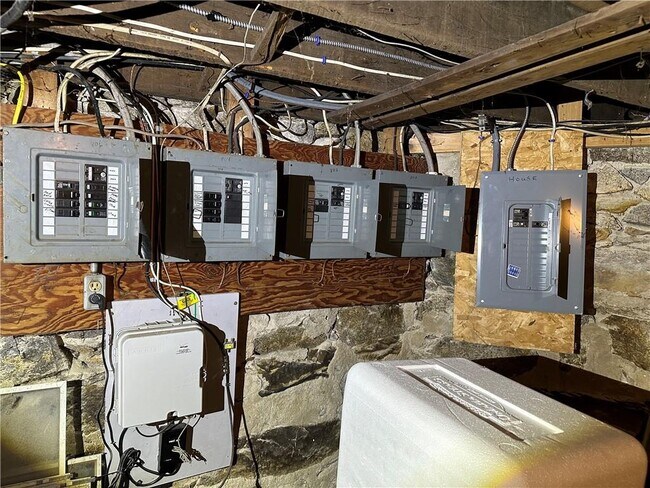 Building Photo - 804 Main St