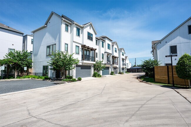 Building Photo - 1747 Ojeman Spring Ln