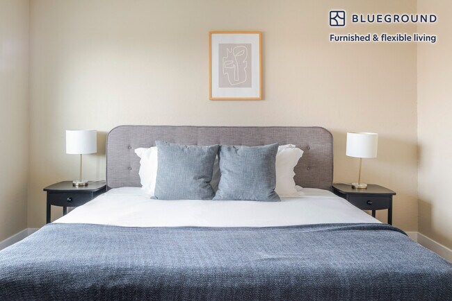 Building Photo - 950 E Hillsdale Blvd