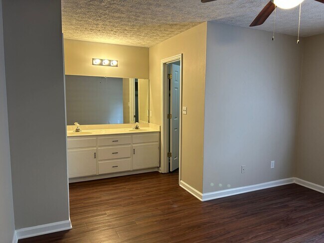 Building Photo - 1041/1043 Cantrell Ln