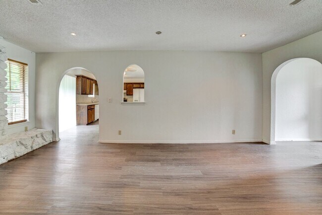 Building Photo - 4 Bed | 2 Bath | Broken Arrow | October