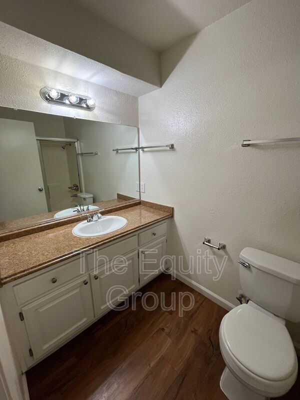 Building Photo - 4042 W Meadow Ave