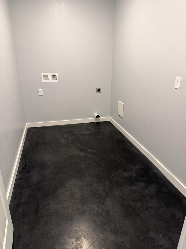 Building Photo - 301 W Sunrise St