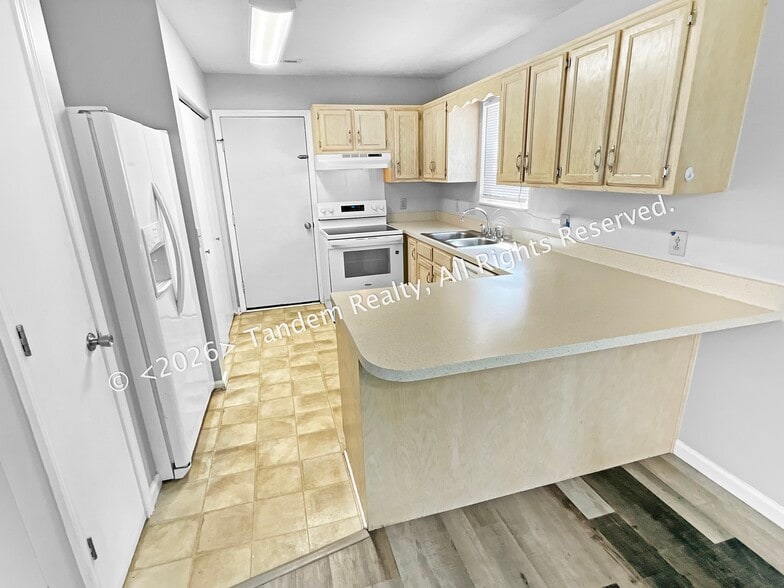 Building Photo - 512 Selsey Ct S