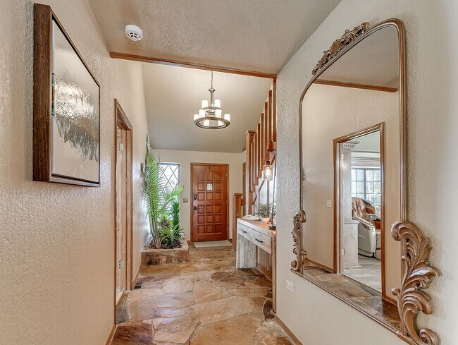 Building Photo - Fully Furnished Short Term Rental