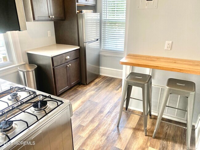 Building Photo - 401 Main St