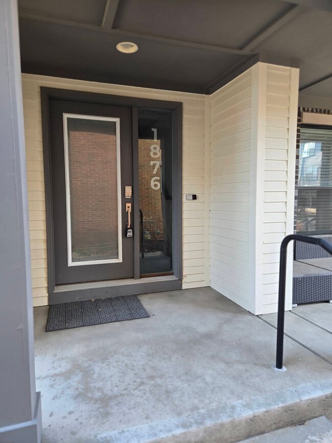 Building Photo - 1876 McQuat Pl