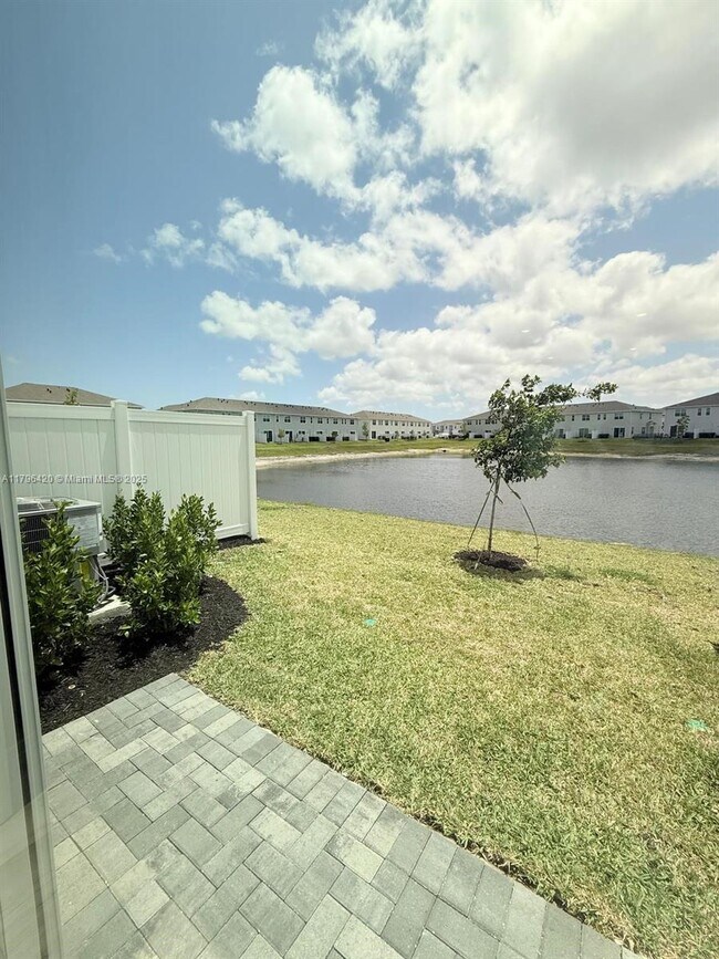 Building Photo - 524 Rivergrass St
