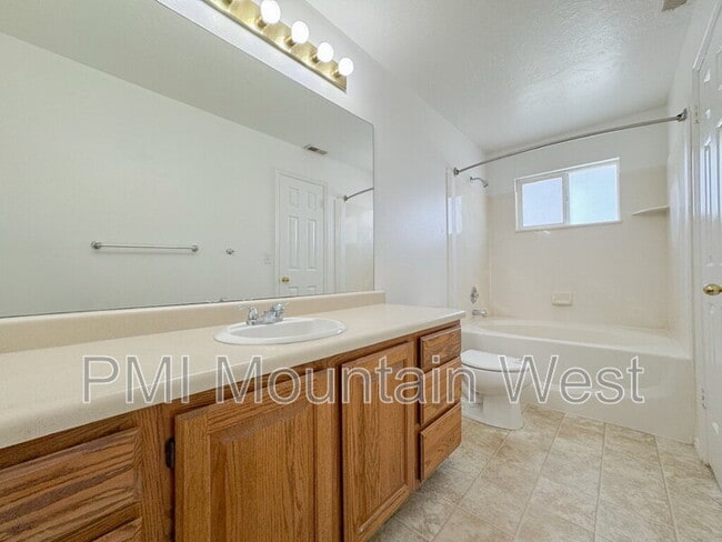 Building Photo - 49 S 200 W