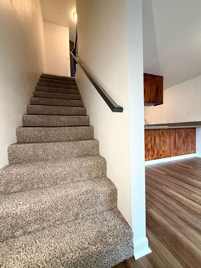 Building Photo - **NEW PHOTOS**TWO WEEKS FREE RENT** Updated Townhouse in the Heart of Garden Home~ New LVP Floori...