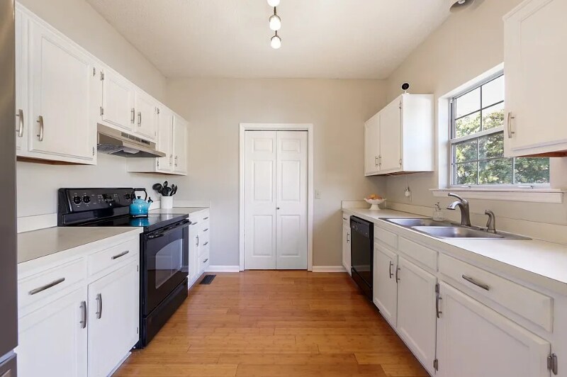 Building Photo - 404 Crestfield Ct