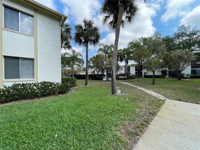 Building Photo - 211 Pine Ct