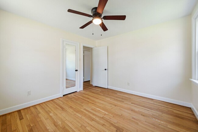 Building Photo - Beautiful 2 Bedroom Corner Lot of Park Ave! ***Available Late June 2026***