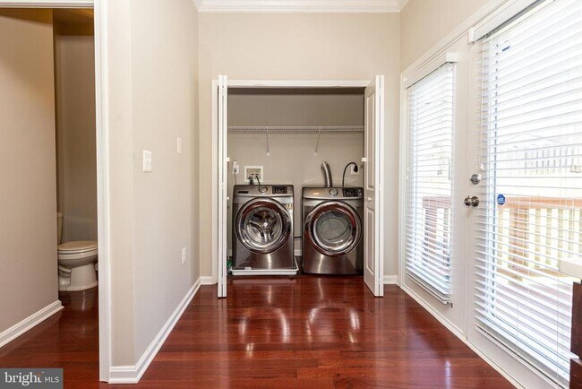 Building Photo - 427 Woodcrest Dr SE