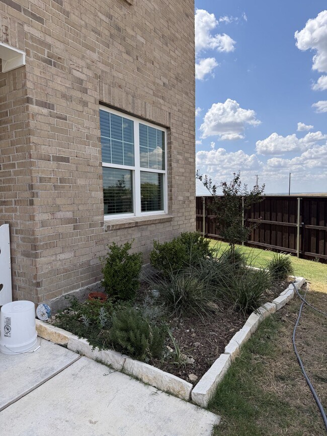 Building Photo - 5677 Ladytown Ln