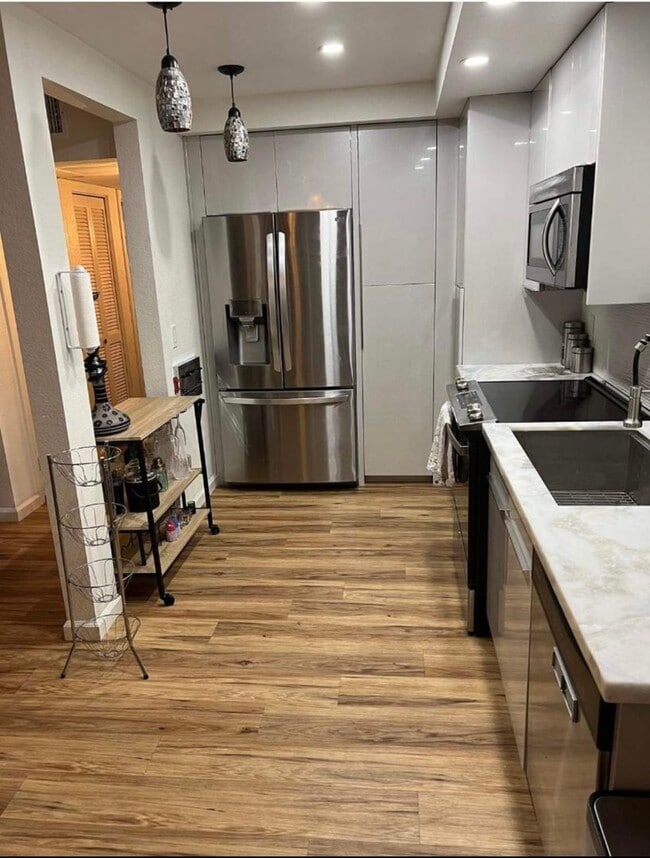Building Photo - Golden Hill Living: Flexible 2BR Furnished or Unfurnished Options