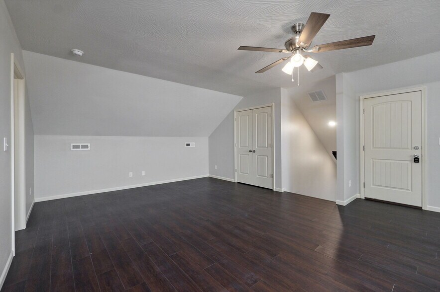 Building Photo - 1345 E Cherry St