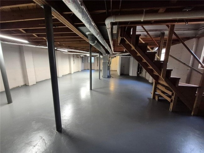 Building Photo - 652 Forest Ridge Dr SE