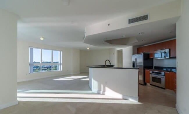 Building Photo - Direct riverfront 3 bedroom 3 bath