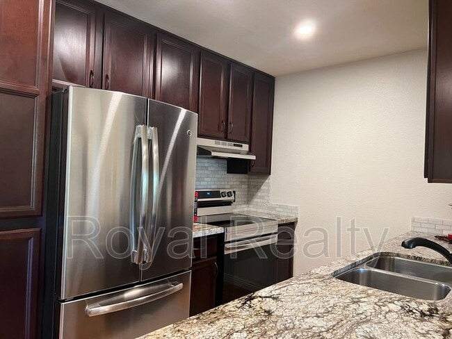 Building Photo - 140 Uwapo Rd