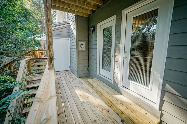 Building Photo - Super Cute 3 bedroom 3 bathroom townhome o...