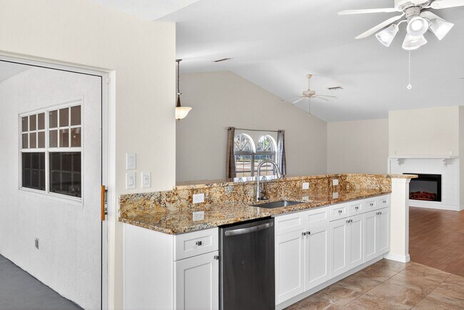 Building Photo - 2 Bedroom 2 bath Oversized Duplex with 2 Car Garage