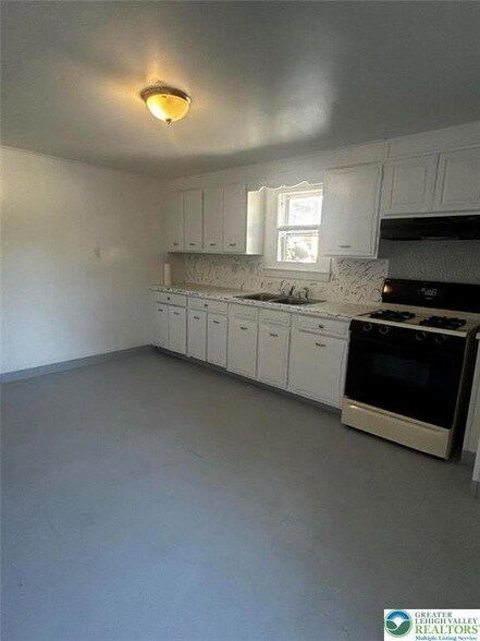 Building Photo - 431 4th Ave