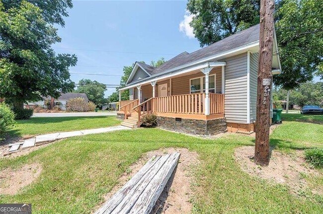 Building Photo - 823 Cooper Dr NE